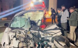 Muş'ta otomobil kaza yaptı, hız göstergesi 240 kilometrede takılı kaldı: 2 yaralı
